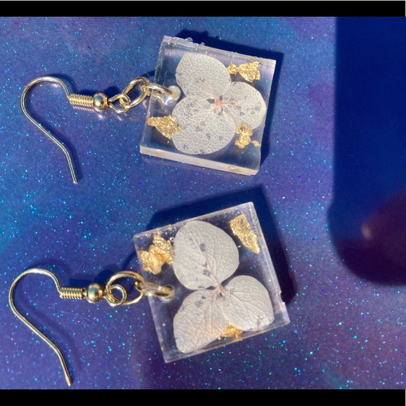 Pink flower Square resin earrings with gold flakes - Picture 2 of 4